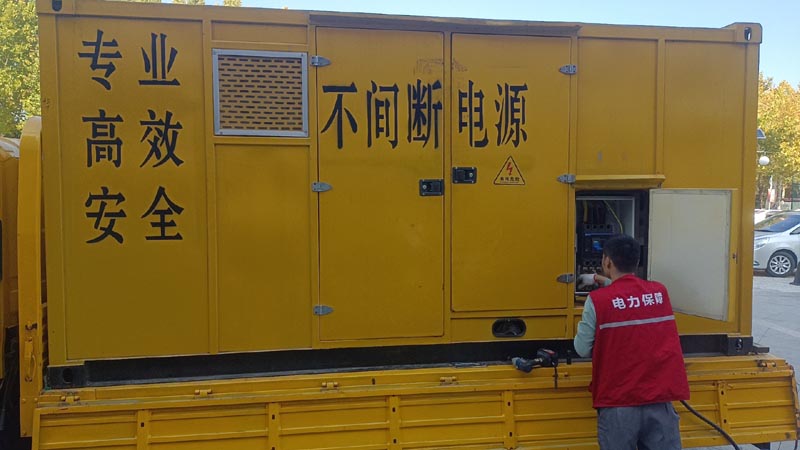 龙南柴油发电机组和UPS电源配合使用时，如何避免切换过程中的电力中断？